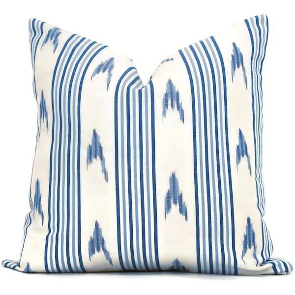 Housse de coussin ikat Schumacher Santa Barbara : jetée accent bleu