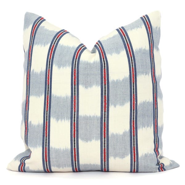 Housse de coussin décorative Faye Ikat bleu et rouge chambray Schumacher, sur commande, jeté bleu et rouge, taie d'oreiller