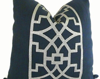 Gesticktes Zierkissen in Marineblau