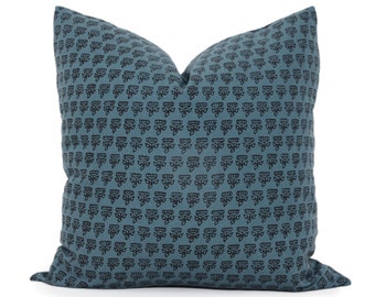 Funda de almohada lumbar de lino color verde azulado: Cojín con estampado floral Mimi de Anna French rmt