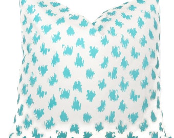 Funda de almohada Aqua Ziza Spot: Cojín decorativo para exteriores Quadrille Suncloth