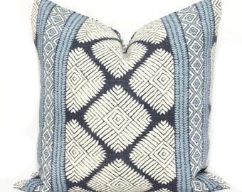 Funda de almohada Thibaut Austin Stripe: estampado de rombos azul mineral.