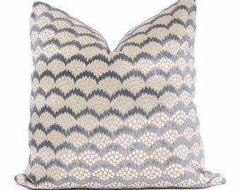 Funda de almohada de terciopelo cortado con estampado de polen de jade suave de Schumacher