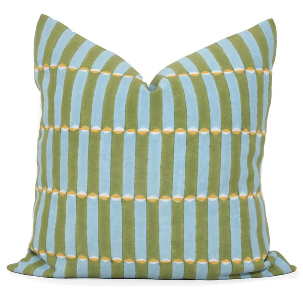 Funda de almohada a rayas caqui y azules de Molly Mahon: Estampado en madera Luna de Schumacher