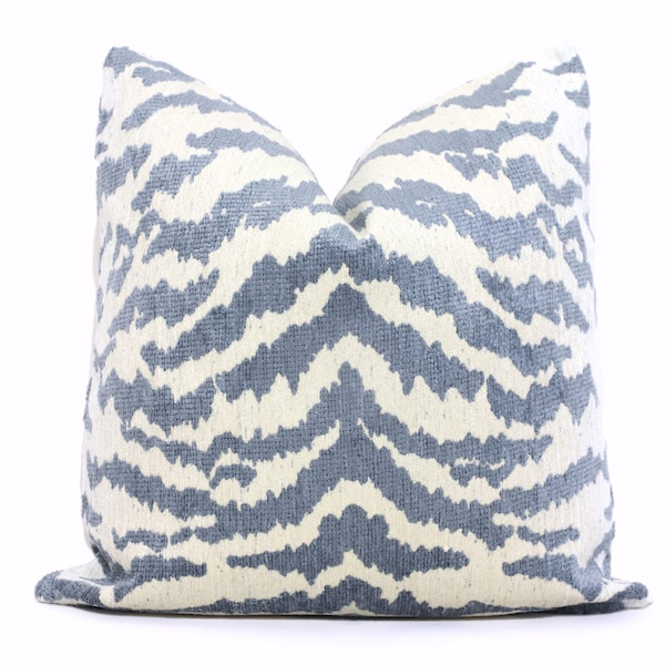 Housse de coussin bleu poudré Aja Thibaut chenille tigre