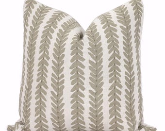 Copricuscino in lino Woodperry marrone scuro Schumacher Veere