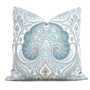 Housse de coussin motif cachemire turquoise : mélange coton et lin Kravet Laticia Tidepool