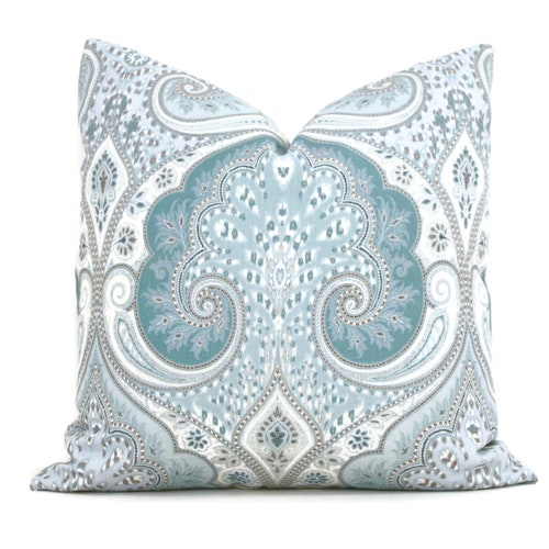 Housse de coussin motif cachemire turquoise : mélange coton et lin Kravet Laticia Tidepool
