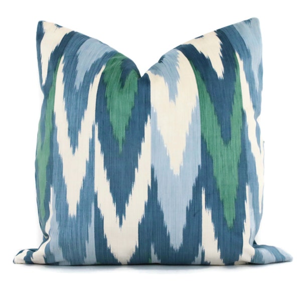 Housse de coussin Schumacher Kashgar Velvet Ikat : bleu canard
