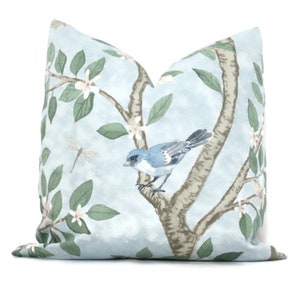 Funda de almohada chinoiserie azul claro: flores de cerezo y pájaros