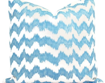 Funda de almohada Aqua Zig Zag: almohada decorativa con rayas azul claro