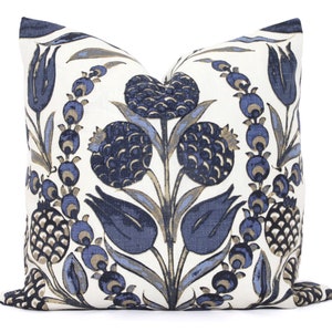 Housse de coussin décorative Corneila bleue Thibaut 20 x 20 Housse de coussin Thibaut, coussin décoratif rts