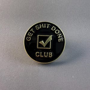 Emaljnål med "Get Shit Done Club"-motiv | Motiverande och rolig produktivitetsnål | Djärv brosch för svindlare