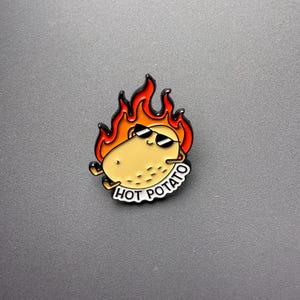 Puede incluir: Una taza de cerámica blanca con un asa negra y el texto "But First, Coffee" en negro, con una fuente de estilo manuscrito. La taza está sobre una superficie blanca.