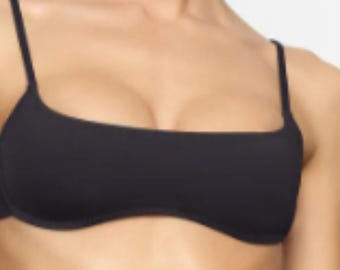 2357 NWT SKIMS Top de bikini micro escotado reciclado - ONYX - M (Agotado)