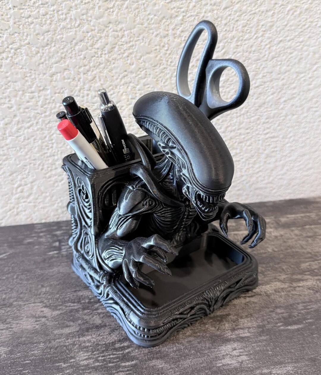 Sci-fi Alien Xenomorph Desk Organizer – 3D Printed Alien-style Pen ...