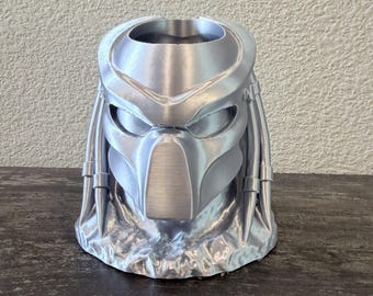 Organizador de escritorio con forma de casco de depredador – Color plata metalizado – Impresión 3D