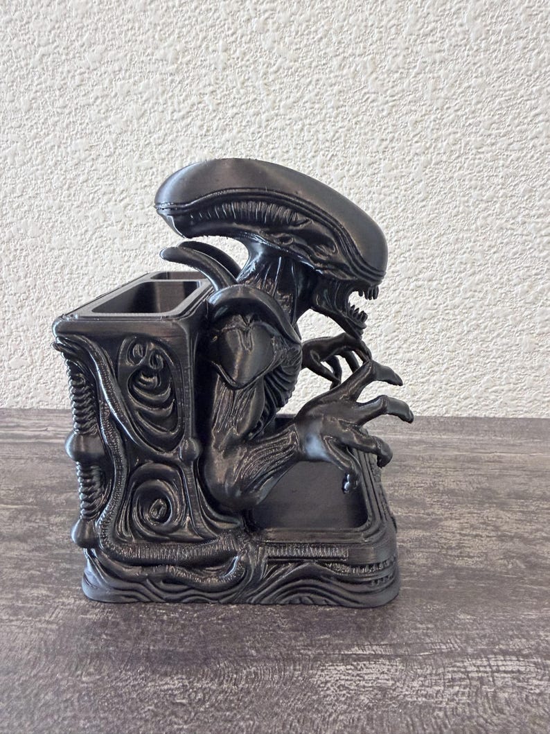 Sci-fi Alien Xenomorph Desk Organizer – 3D Printed Alien-style Pen ...