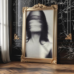 Puede incluir: Una gran obra de arte con marco dorado y un retrato borroso en escala de grises. La obra est&aacute; apoyada contra una pared de m&aacute;rmol negro con detalles dorados y un suelo de madera.