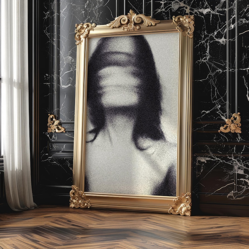 Puede incluir: Una gran obra de arte con marco dorado y un retrato borroso en escala de grises. La obra est&aacute; apoyada contra una pared de m&aacute;rmol negro con detalles dorados y un suelo de madera.