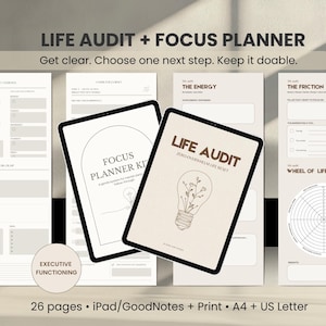 Pode incluir: Um kit de planejador digital com o texto "LIFE AUDIT + FOCUS PLANNER" e "FOCUS PLANNER KIT". O planejador inclui páginas para a função executiva, energia e atrito. O design apresenta uma lâmpada com flores. Disponível nos tamanhos A4 e US Letter.