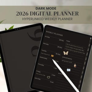 以下が含まれることがあります： ダークモードの2026年デジタルプランナー。ハイパーリンクされた週次レイアウト。黒い画面には、タスク、予定、イベントが表示された週次プランナーが表示されます。白いスタイラスがプランナーを指しています。「DARK MODE」と「WEEKLY PLANNER」の文字が含まれています。