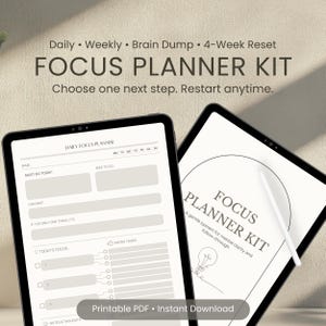 Può includere: Due tablet che mostrano un "Focus Planner Kit". Un tablet mostra un layout di pianificatore giornaliero con sezioni per attività e note. L'altro tablet presenta il titolo del kit e una grafica a forma di lampadina. Il testo include "Scegli un passo successivo. Riavvia in qualsiasi momento."