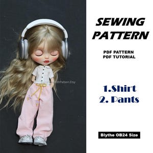 Könnte beinhalten: Eine Puppe mit langem blondem Haar trägt weiße Kopfhörer, ein weißes Hemd mit Knöpfen und eine hellrosa Hose mit gelbem Kordelzug. Der Text lautet: SEWING PATTERN, PDF PATTERN, PDF TUTORIAL, 1.Shirt, 2. Pants, Blythe OB24 Size, SuwannaClothPattern.Etsy.