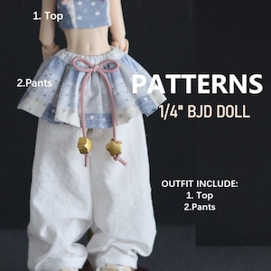 Peut inclure: Une tenue de poupée avec un haut et une jupe bleus et blancs à motifs d'étoiles, associés à un pantalon blanc. La tenue comprend un cordon de serrage rose et des accents dorés. Le texte de l'image indique "PATTERNS 1/4" BJD DOLL".
