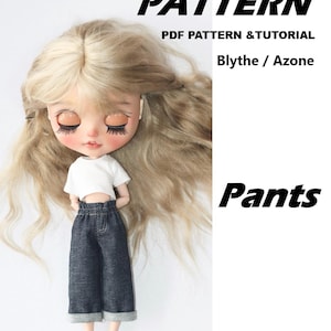 Può includere: Una bambola con lunghi capelli biondi che indossa un top corto bianco e pantaloni di jeans scuri. L'immagine include la parola "PATTERN" e "Pants" in grassetto nero, insieme a "PDF PATTERN & TUTORIAL" e "Blythe / Azone".