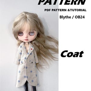 Op de afbeelding: Een pop met een beige jas met blauwe stippen en zwarte laarzen. De jas heeft een rode ster op de revers. De afbeelding bevat de tekst "PATTERN", "PDF PATTERN & TUTORIAL", "Blythe / OB24" en "Coat".