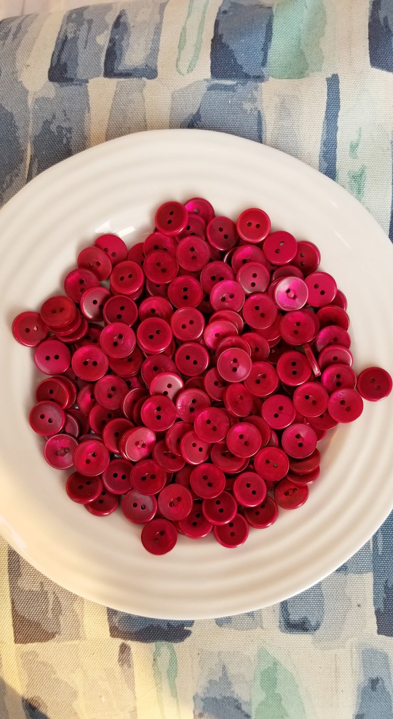 Ruby Buttons Pearlized 16mm 5/8 Plastique 2 Trous Dark Berry Bulk 100 pièces DIY Sewing Notions image 3