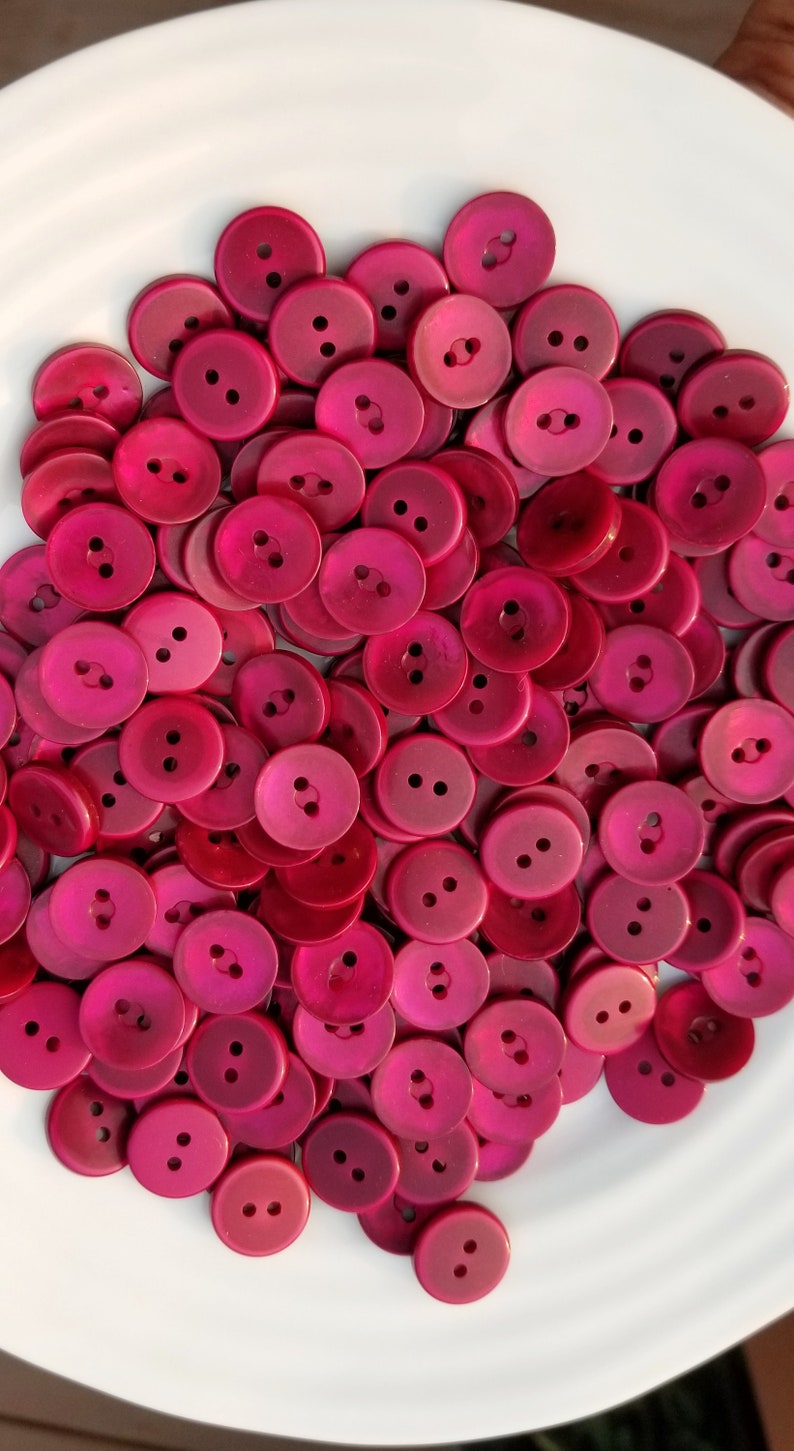 Ruby Buttons Pearlized 16mm 5/8 Plastique 2 Trous Dark Berry Bulk 100 pièces DIY Sewing Notions image 1