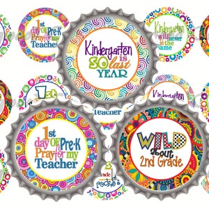 Op de afbeelding: Een set van 12 ronde flesdop-stickers met verschillende schoolthema-ontwerpen en tekst. De ontwerpen bevatten een mix van kleurrijke cirkels, spiralen en patronen. De tekst omvat "1e dag van de kleuterschool", "Wild van de 2e klas", "Kleuterschool is zo voorbij" en "Kleuterschool zal nooit meer hetzelfde zijn".