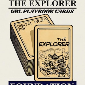 Könnte beinhalten: Ein Stapel beigefarbener "THE EXPLORER" GBL Playbook-Karten mit schwarzem Text und schwarzem Rand. Eine Karte befindet sich vorne und zeigt eine Illustration einer Wunderlampe, Bücher und den Text "GBL Playbook Deck". Die Worte "DIGITAL PRINT PDF" sind ebenfalls sichtbar.
