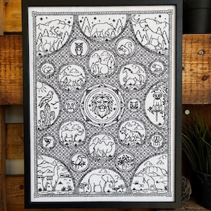 Könnte beinhalten: Schwarz-weiß Kreuzstich-Kunstwerk in einem schwarzen Rahmen. Das Kunstwerk zeigt verschiedene Tiere, darunter einen Löwen, einen Bären, eine Eule und einen Elefanten, die in kreisförmigen Mustern angeordnet sind. Das Design umfasst Bäume, Berge und Sterne.
