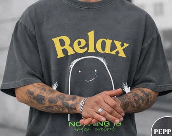 Camiseta Relax Nothing Is Under Control, Camiseta com Meme Existencial Engraçado, Camiseta com Estampa de Humor sobre Ansiedade da Comfort Colors