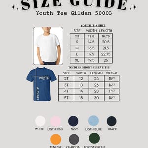 K&ouml;nnte beinhalten: Eine Gr&ouml;&szlig;entabelle f&uuml;r Jugend-T-Shirts und Kurzarm-T-Shirts f&uuml;r Kleinkinder. Der Leitfaden enth&auml;lt Ma&szlig;e f&uuml;r Breite, L&auml;nge und Gewicht in Zoll. Farboptionen sind Wei&szlig;, Hellrosa, Marineblau, Hellblau und Schwarz.
