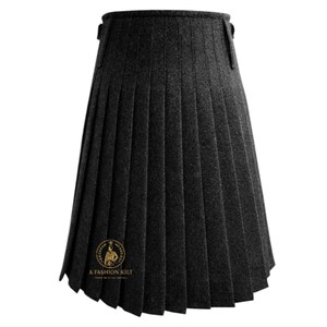 Peut inclure: Un kilt gris anthracite avec des plis profonds. Le kilt pr&eacute;sente une conception ajust&eacute;e avec une ceinture structur&eacute;e et des fermetures &agrave; boucle. Le kilt porte le texte "A FASHION KILT" et un logo.