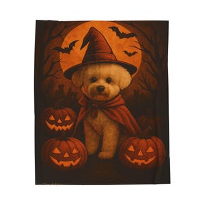 Könnte beinhalten: Eine Halloween-Decke mit einem flauschigen weißen Hund, der als Hexe verkleidet ist und einen roten Umhang und Hut trägt. Der Hintergrund umfasst einen Vollmond, Fledermäuse und Kürbislaternen, wodurch eine gruselige und festliche Atmosphäre entsteht.