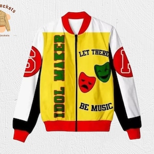 Puede incluir: Chaqueta bomber amarilla, blanca y roja con el texto "IDOL MAKER" y "LET THERE BE MUSIC". La chaqueta tiene detalles en rojo y blanco, con los números "5" y "1" en las mangas. Cierre de cremallera.