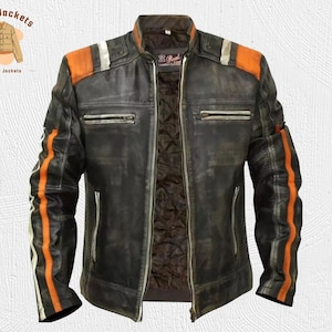 Pode incluir: Casaco de couro preto desgastado com listras laranja e brancas nos ombros e mangas. O casaco tem fecho de correr frontal, vários bolsos e forro marrom acolchoado. O logotipo Kraft Jackets está no canto superior esquerdo.