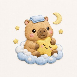 Può includere: Una toppa ricamata raffigurante un capibara marrone chiaro con un cuscino azzurro sulla testa, seduto su una nuvola azzurra. Il capibara tiene in mano una stella gialla con un viso sorridente. Tre piccole stelle gialle e una luna crescente.