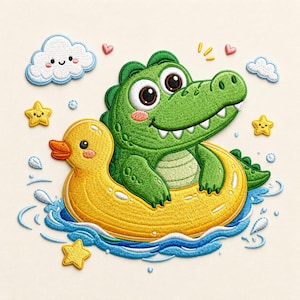 Puede incluir: Un parche bordado que muestra un cocodrilo verde sentado en un flotador amarillo con forma de pato sobre agua azul. El diseño incluye una nube blanca sonriente, tres estrellas amarillas, dos corazones rosas y gotas de agua azules.