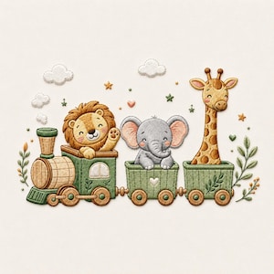 Puede incluir: Un parche bordado que muestra un tren verde con tres vagones. Un león va en la locomotora, un elefante gris en el vagón central y una jirafa en el último. El diseño incluye nubes blancas, pequeñas estrellas, corazones y ramas con hojas verdes.