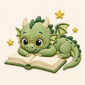 以下が含まれることがあります： クリーム色の角と金色の丸い眼鏡をかけた緑色のドラゴンの刺繍ワッペン。ドラゴンは前足をクリーム色のページが開かれた本の上に乗せて横たわっている。周囲には3つの小さな黄色い刺繍の星が配置されている。