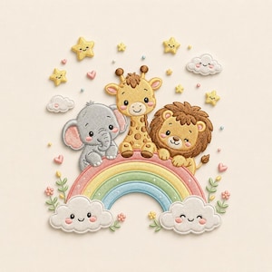 Puede incluir: Un parche bordado que muestra un elefante gris, una jirafa amarilla y un león marrón sentados sobre un arcoíris pastel. El diseño incluye nubes blancas con caras sonrientes, estrellas amarillas, pequeños corazones rosas y flores.