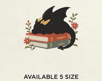 Drache schläft auf Büchern, Fantasy-Stickerei, süßer Drache mit Büchern, Fantasy-Bücher-Stickerei, Drache-Stickerei