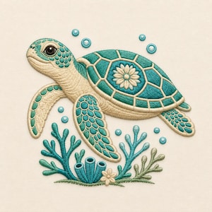 Puede incluir: Un diseño bordado de una tortuga marina con un caparazón color turquesa y crema que presenta un patrón floral central. La tortuga está rodeada de coral turquesa, pequeñas esponjas tubulares y burbujas sobre un fondo de tela color crema.