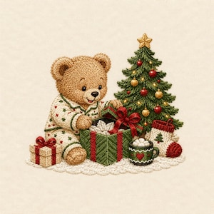 Pode incluir: Uma ilustração bordada de um urso de peluche castanho com pijama creme e estrelas verdes, a abrir um presente verde com um laço vermelho. Ao lado, há uma árvore de Natal decorada, um pequeno presente, uma caneca de cacau e uma meia de Natal.